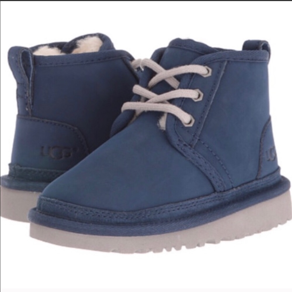 UGG Boys´ Neumel Water Resistant Chukka Boot Navy.